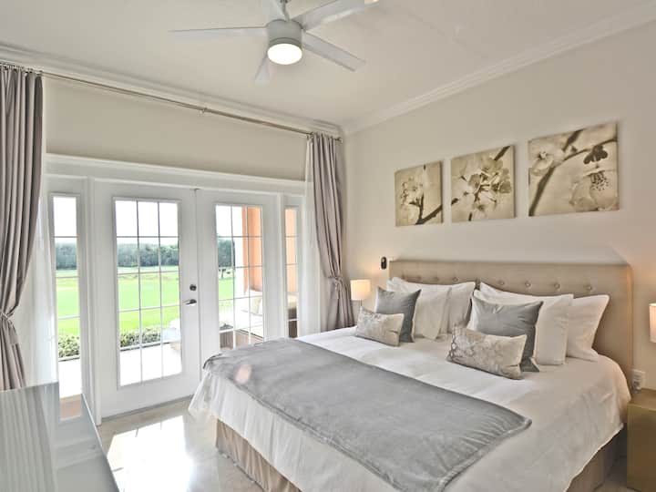 La chambre principale dispose d'un lit king size avec matelas et draps de la plus haute qualité