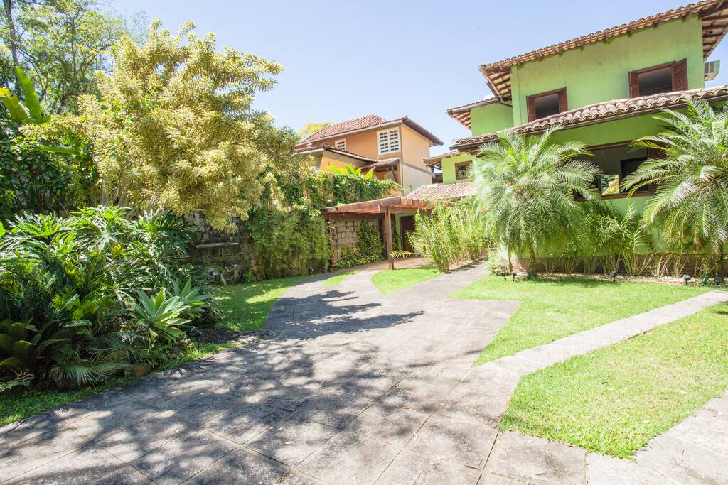 Entrada da casa com vagas de carro