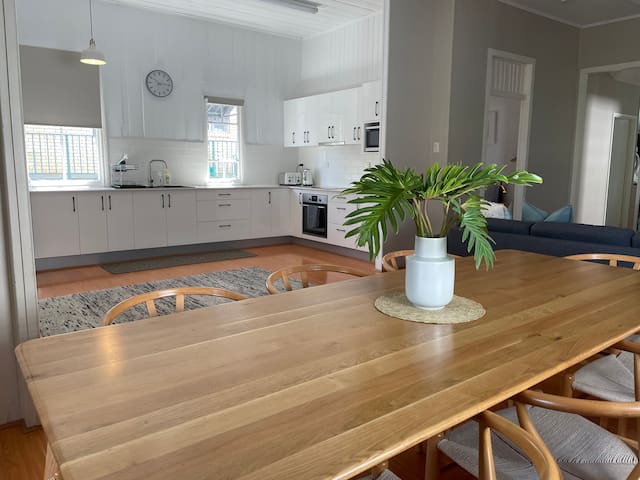 5 Bed 2 Bath Spacious Home, Abode on Kent gallery image 2