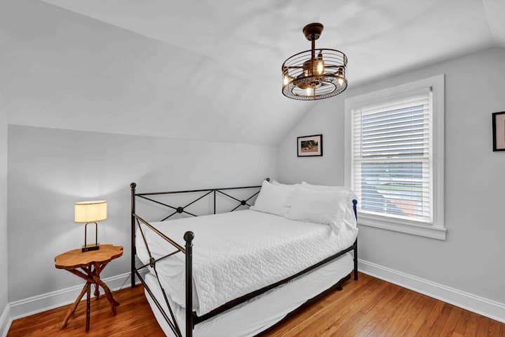 Bourbon Trail or Bernheim Trails? The Bernheim room is our ode to the beautiful Bernheim Forest just down the road with miles & miles of forest trails, a gorgeous lake, cafe, and The Forest Giants! A comfortable full bed and twin trundle welcome you.