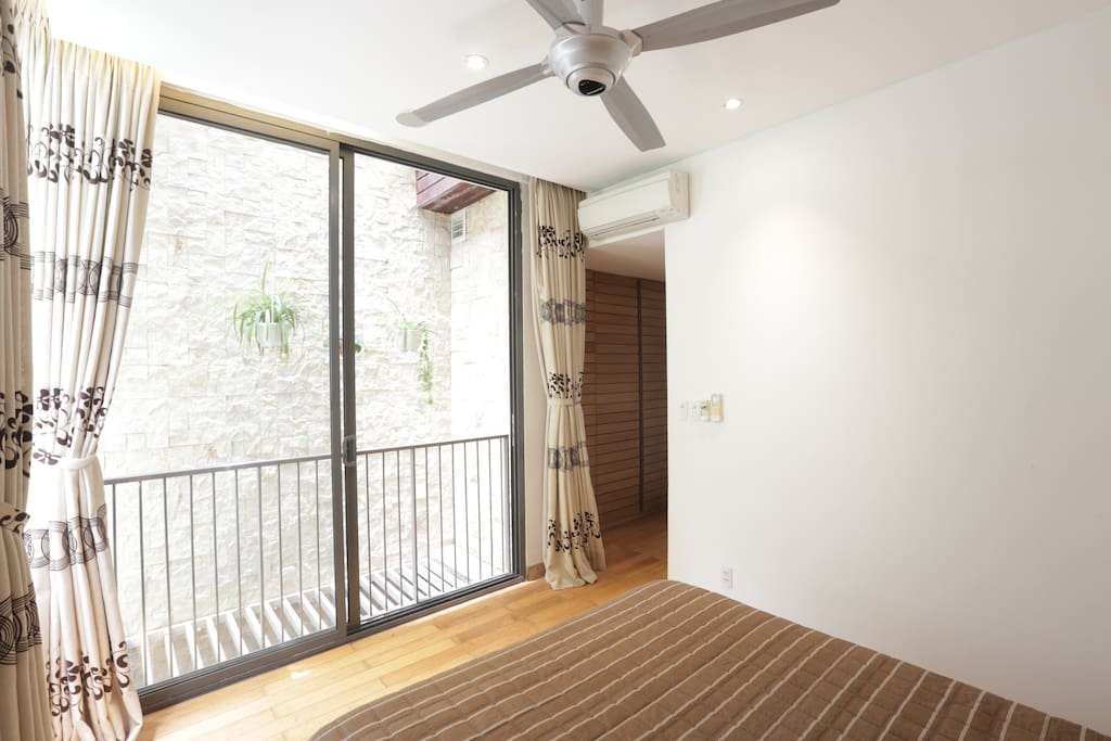 Mỗi phòng đều đầy ánh sáng với cửa sổ kính suốt từ trần đến sàn, nhưng rèm cửa màu đen để đảm bảo ngủ sâu. 