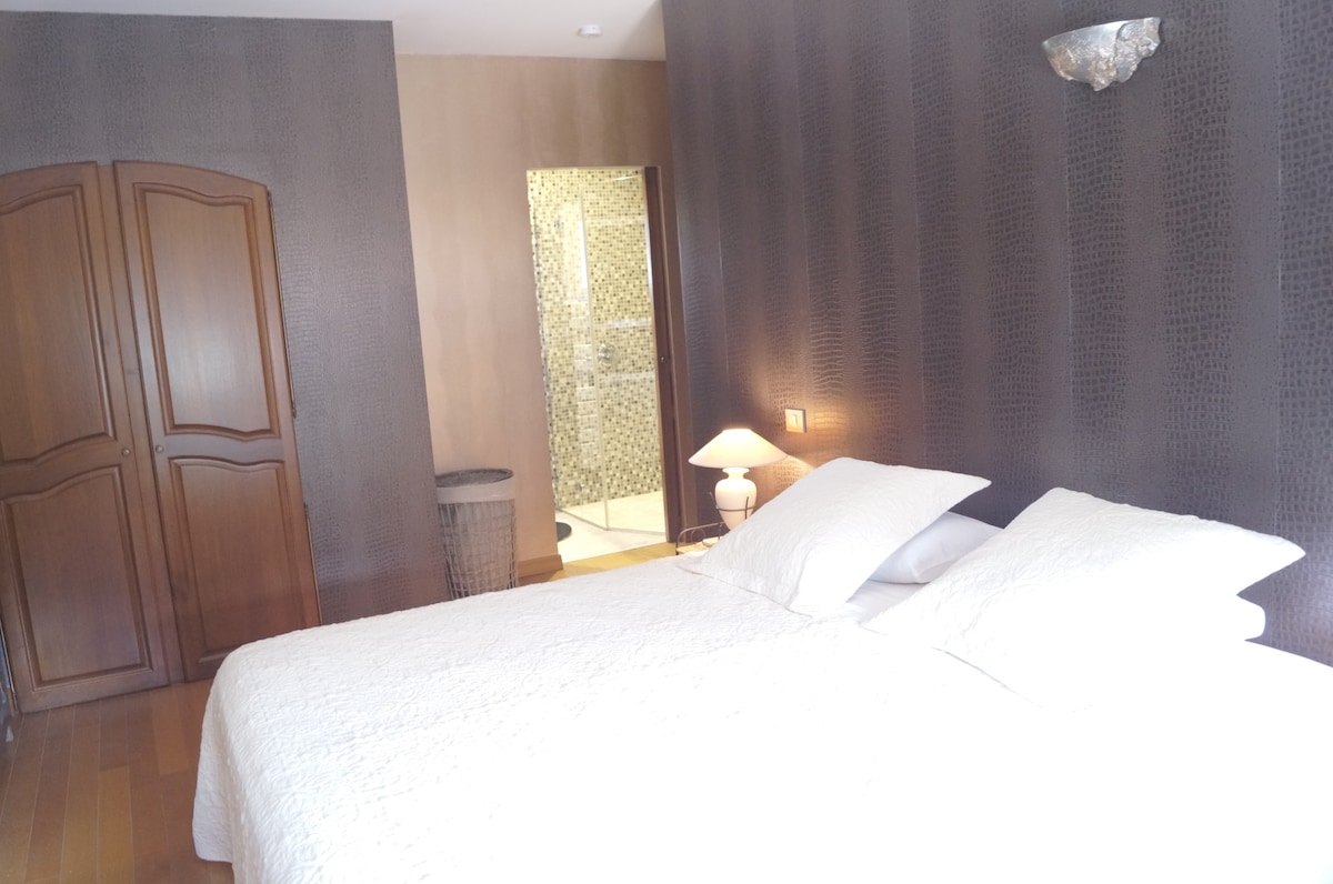 Spálňa/apartmán na poschodí so sprchovacím kútom a šatňou.