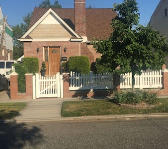 Queens Vacation Rentals Homes Queens Queens Ny Airbnb
