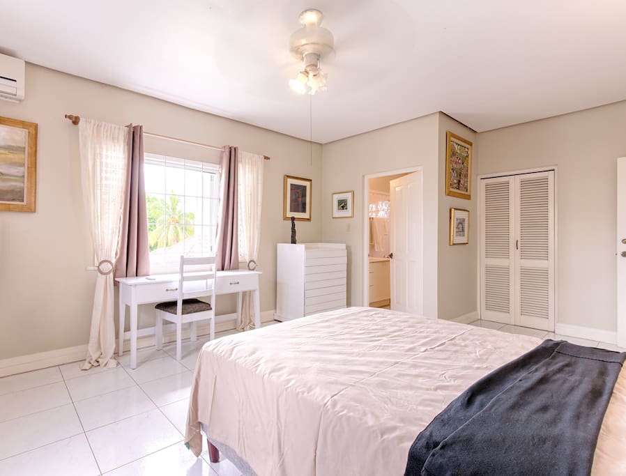 Features Wi-Fi a desk, ceiling fan, walk-in closet and AC