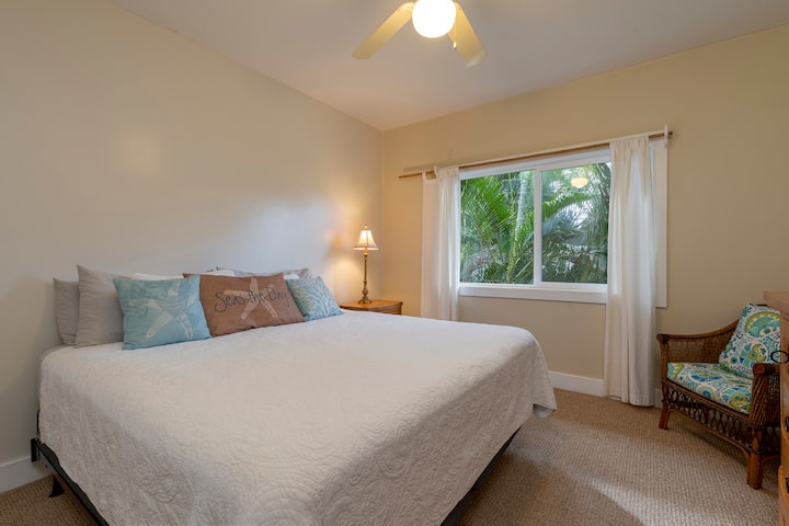 Segundo dormitorio privado con cama tamaño king.