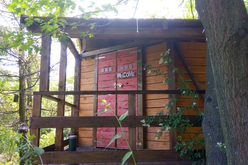 The wooden house covers the tent