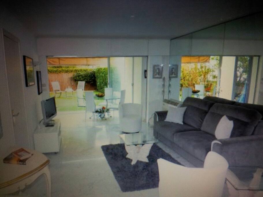 Grande pièce de 25m2 suivie d une véranda de 18m2 avec canapé lit de 2 personnes