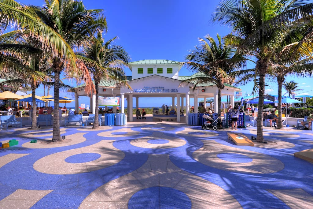 The main beach, bars, restaurants, and shops are only 4 blocks away - a short walking distance from our house.