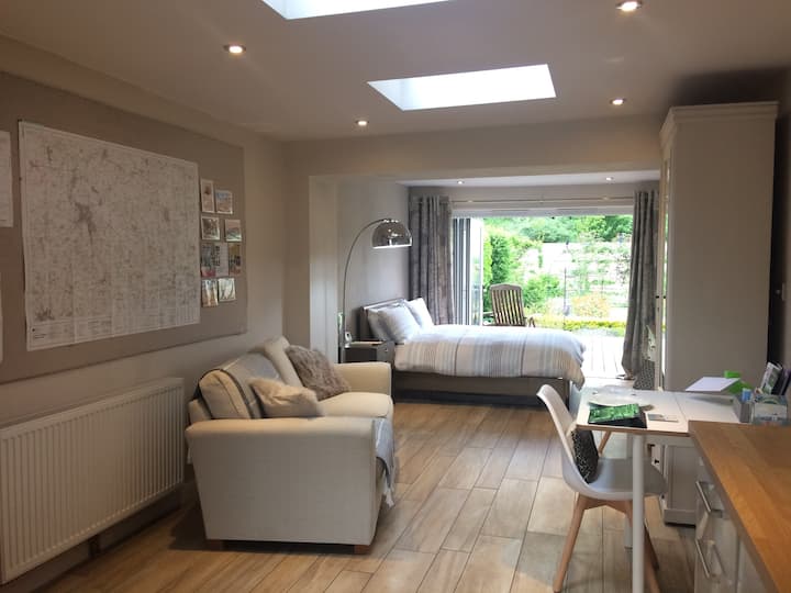 Dakramen geven natuurlijk daglicht aan de centrale lounge-eetkamer.