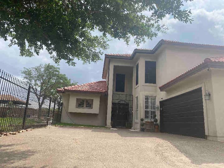 4 bedroom home with outside sitting area Houses for Rent in Laredo