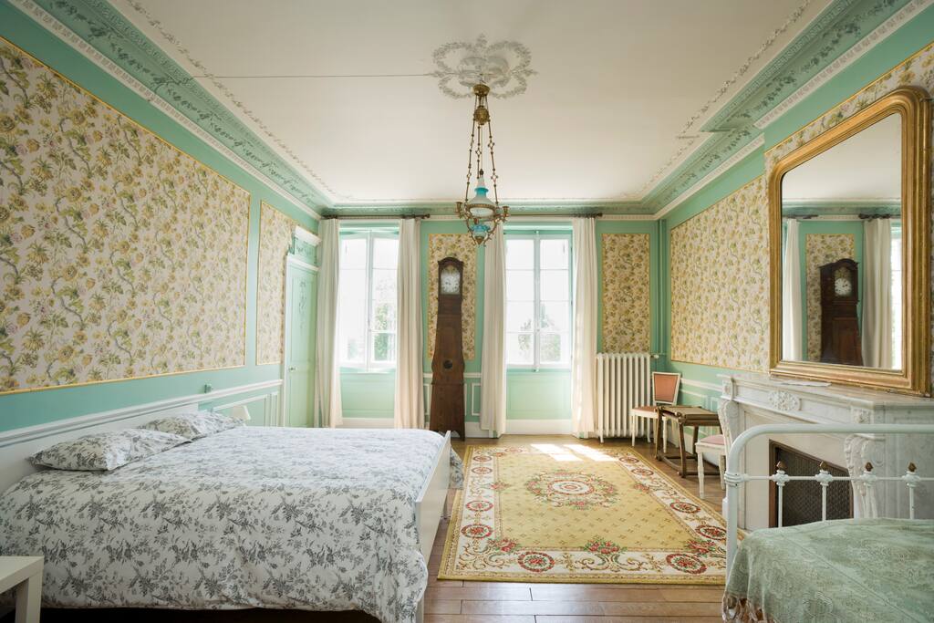 chambre très spacieuse qui peut être intégrée dans une suite familiale pouvant accueillir une famille avec 5 enfants