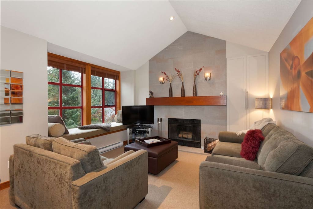 Modern, comfortable and beautiful Whistler charm and Wood burning fireplace