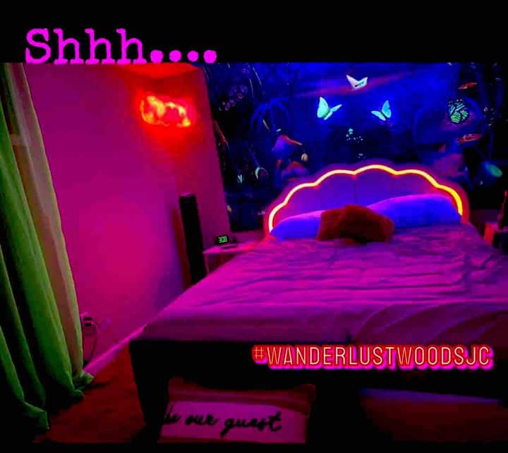 Koppla av i detta coola boende. Queen-säng med LED-sänggavel och LED-lampor i molnform. Och Blacklight med 3D-väggmålning. LED-lampor har många inställningar, från enfärgade till färger som ändras i takt med din musik.