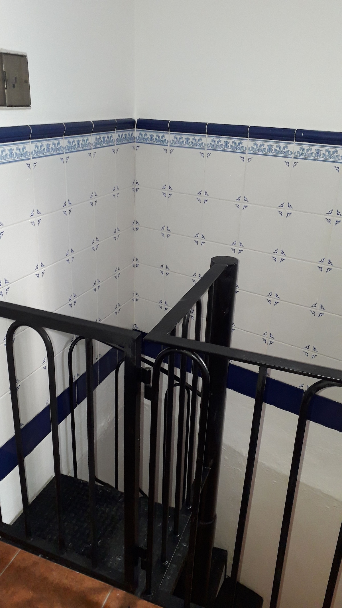 Spilno stubište sa sigurnosnim vratima za spuštanje do podruma 