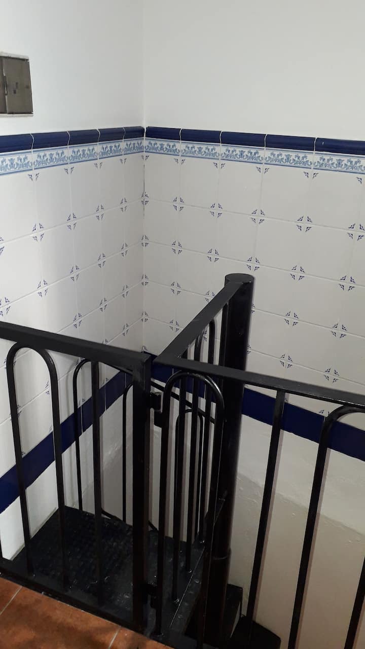 Shkallët spirale me derë sigurie për të zbritur në bodrum 