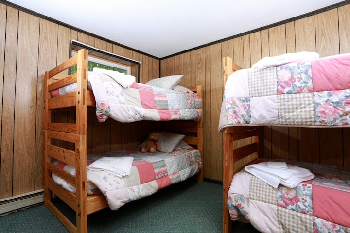 Chumba cha 1 Floor Bunk - Inalala watoto 4 au watu wazima vijana kwa starehe.