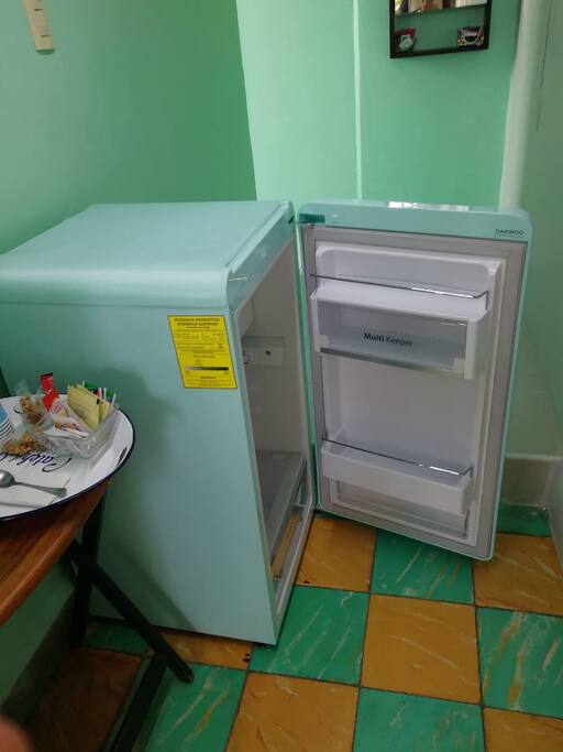 Para tu comodidad, tenemos un frigobar para que puedas tener bebidas frías y algunas otras cosas para prepararte un snack.
For your convenience, the room has a minibar so you can have cold drinks and some things to prepare a snack.