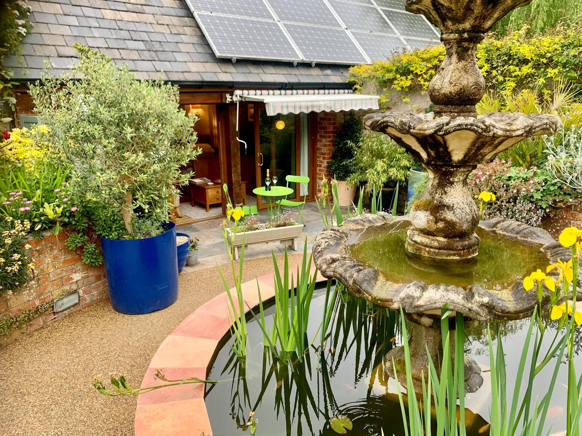 Idyllic Garden Studio - Couple’s Sanctuary by Sea