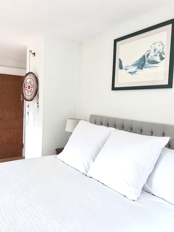 Spálňa s manželskou posteľou King (a sledovačom snov pre pokojný spánok). Hosť má k dispozícii šatník a komodu.  