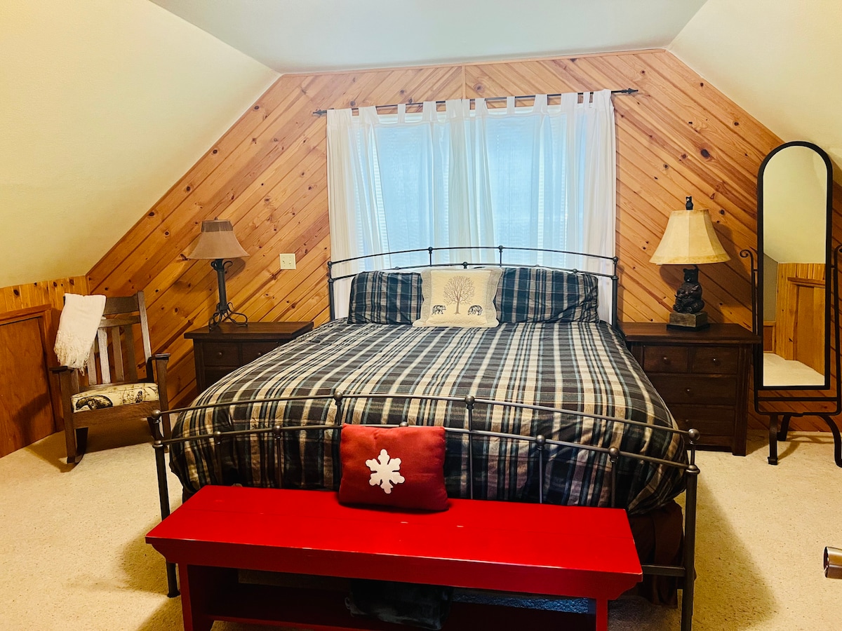 Dormitorio principal en la planta superior: incluye cama tamaño king, armario, vestidor, espejo, dos mesitas de noche con lámparas y mecedora.  