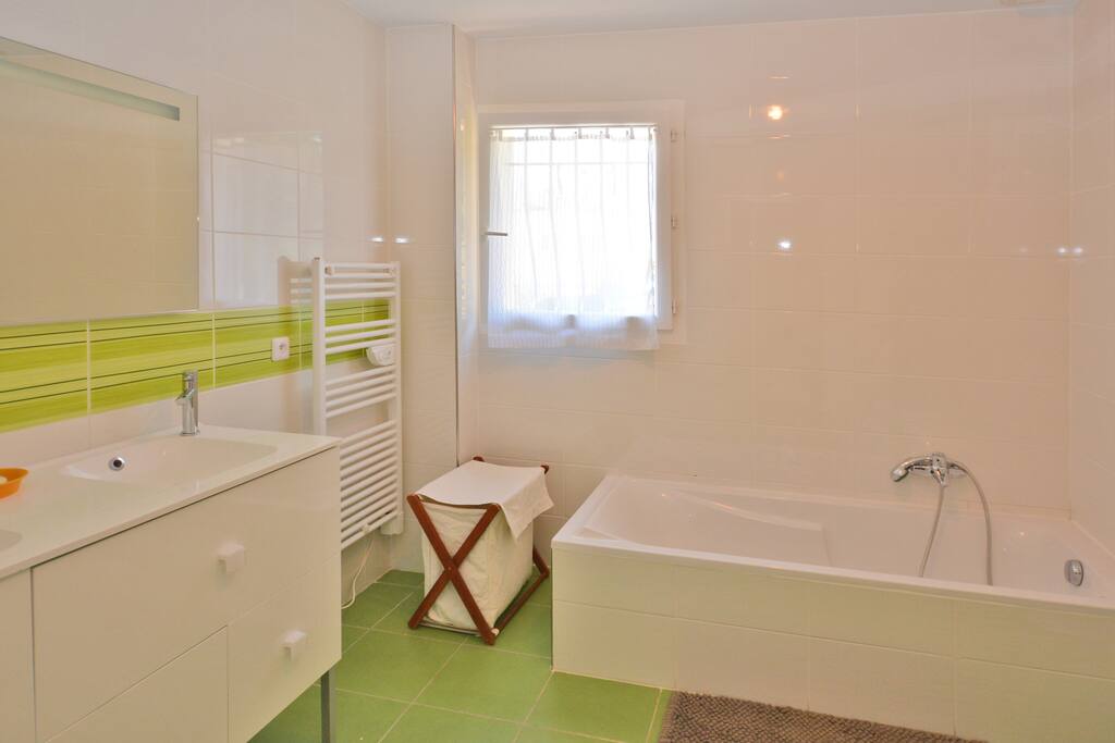 Salle de bain avec baignoire et douche