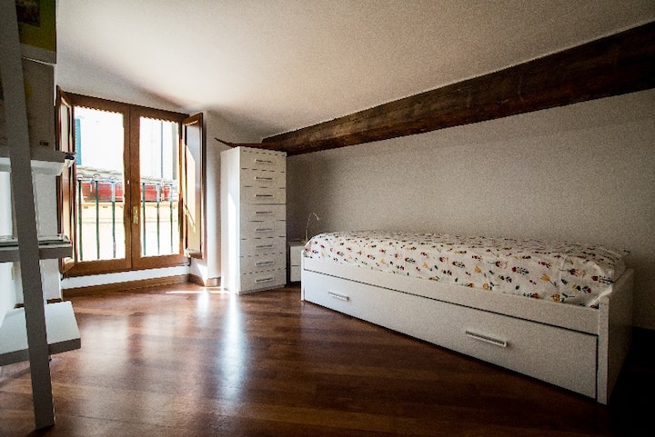 חדר שינה עם מסגרת A