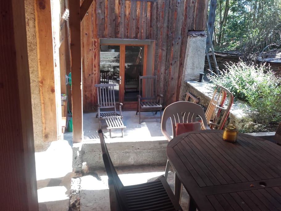 Petite cour, avec terrasse couverte