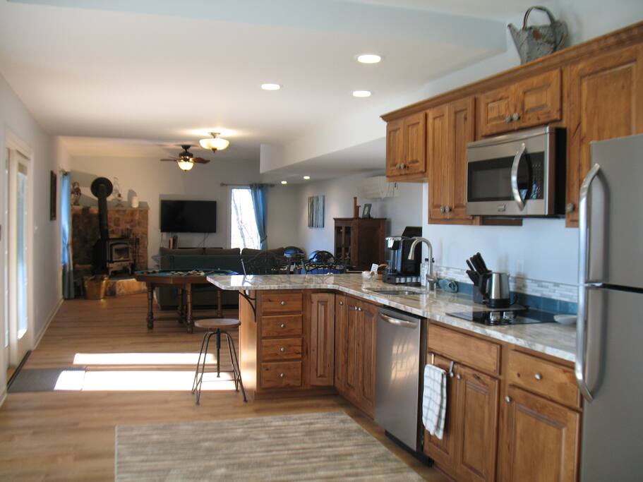 Open Floor Plan, Light, Sliding Doors to Deck