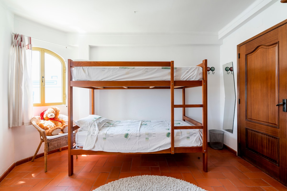 Habitación para niños en el 2. ° piso con litera.