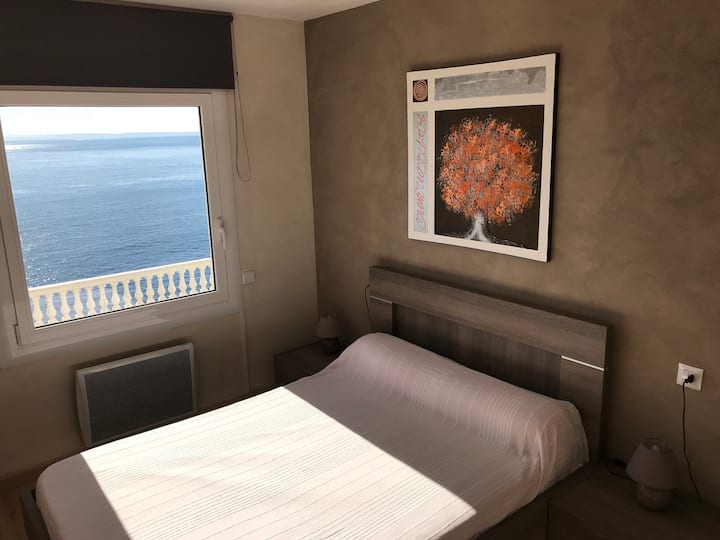 Hlavná spálňa s výhľadom na more z postele, šatníkmi a skriňami