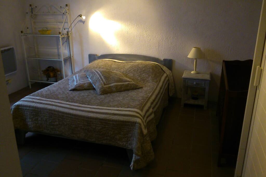 Chambre avec grand lit inclinable.