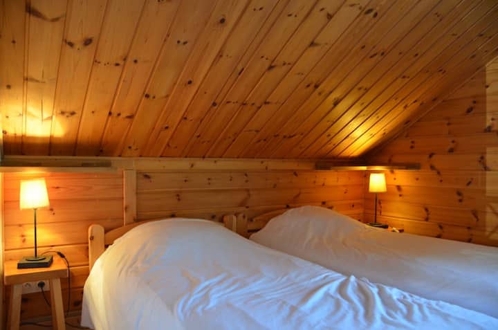 Slaapkamer 5: twee eenpersoonsbedden, veel kasten en planken voor al je spullen. / Slaapkamer 5 twee eenpersoonsbedden , kledingkast, veel kasten en planken voor al je spullen. / Slaapkamer 5: twee enkele bedden, kleerkast, genoeg kastjes en plankjes voor al je dingetjes