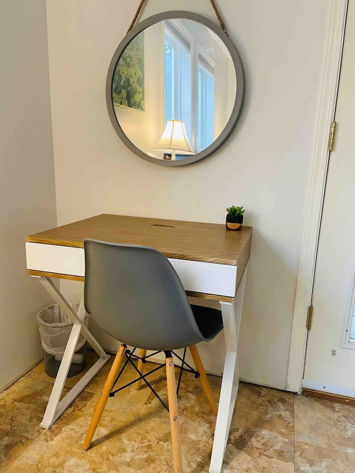 Odličan mali radni stol ako morate nešto raditi dok ste na odmoru.  Ili se koristi kao stol za šminkanje.