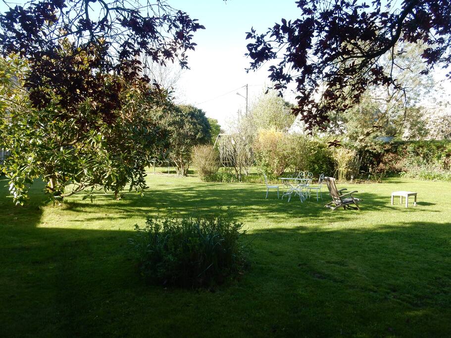 jardin 1200m2 avec trampoline et balancoires