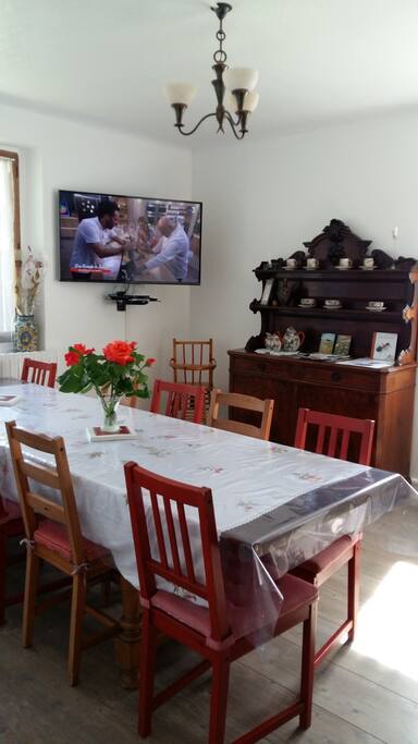 Séjour pour 10 personnes avec télévision grand écran plat.