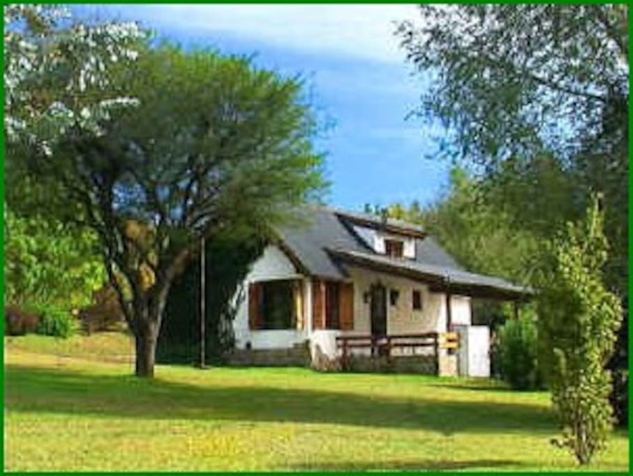 Cabaña para 6 personas: 1 dormitorio matrimonial, 1 altillo con dos camas, cocina/comedor y estar con dos sofás cama. Galería cochera con parrilla. Servicio de mucama diario. Superficie 58 m2.