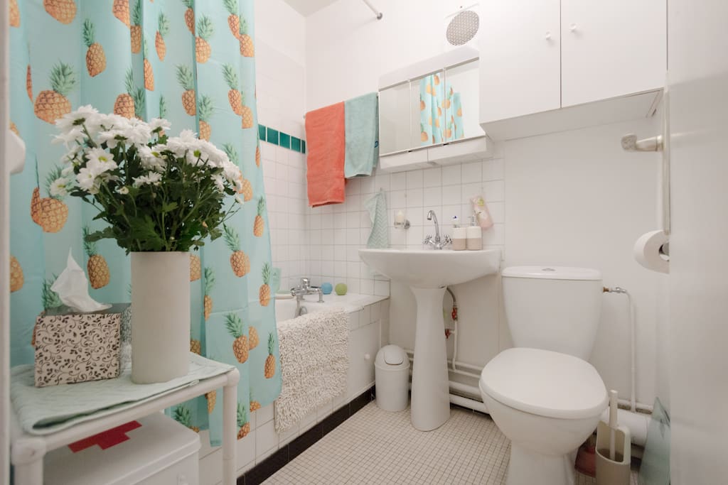 Salle de bain très colorée