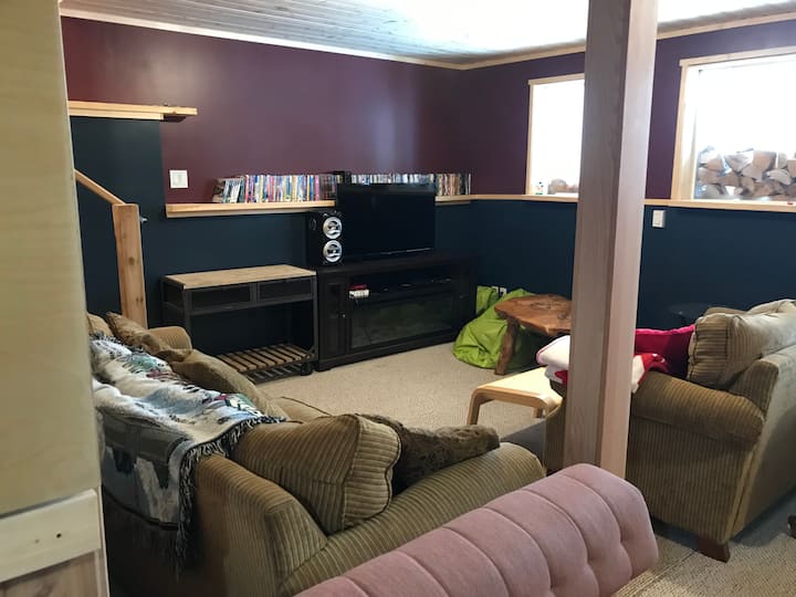 Sala de estar en el sótano con televisión.