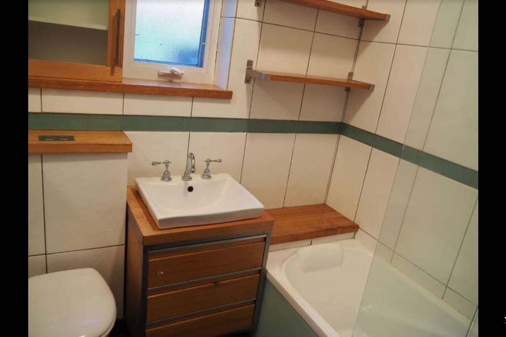 Art Deco bathtub with rain shower