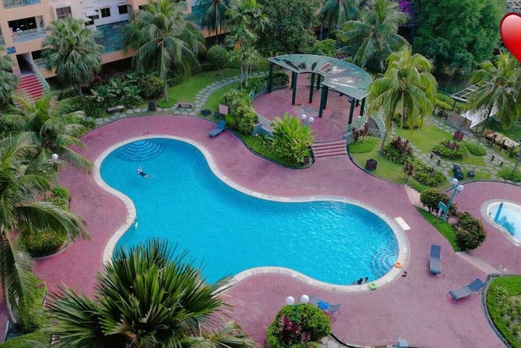 Relaxing with swimming pool view❤