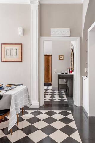 Il Colosseo a due passi in edificio del Novecento gallery image 4