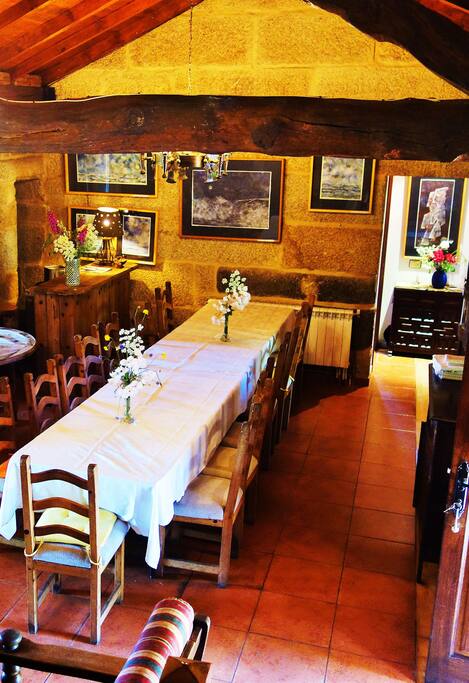 ...y entramos en el salón grande con mesa de comedor y barra.