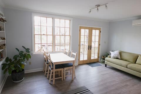 Private+clean+comfy+sunny apartment near downtown