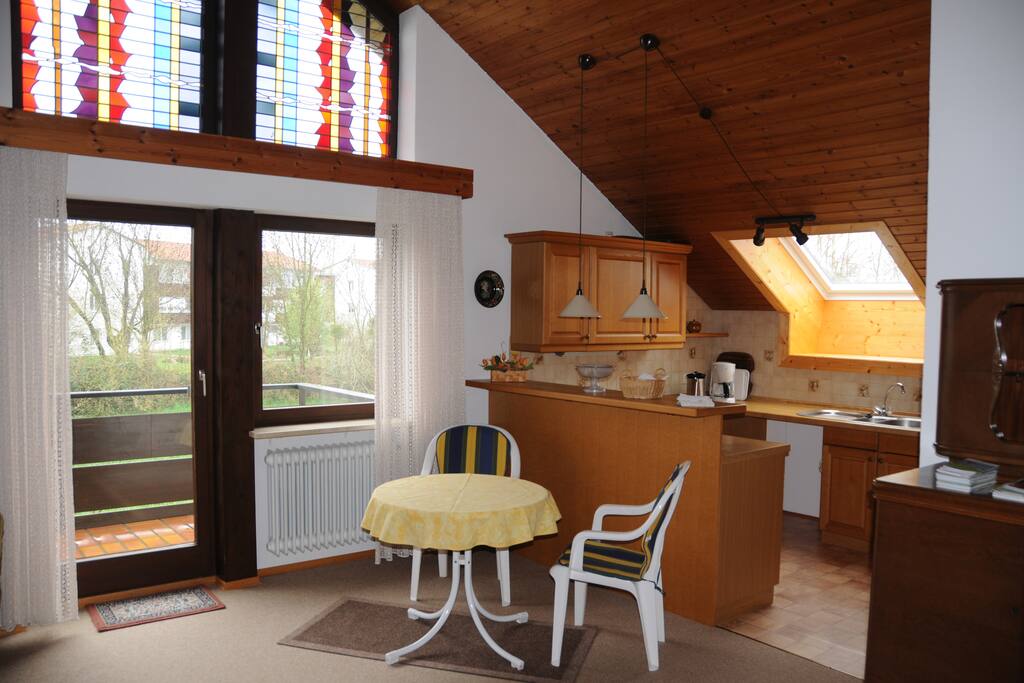 Blick vom Wohnzimmer in Richtung Balkon/Küche