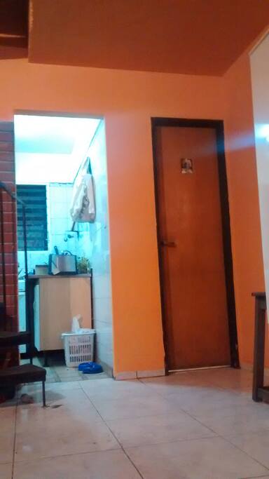 Espacio distribuidor, baño y cocina.