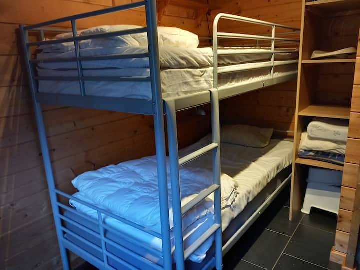 Patrová posteľ od 90 do 200 so šatníkom a detskou postieľkou