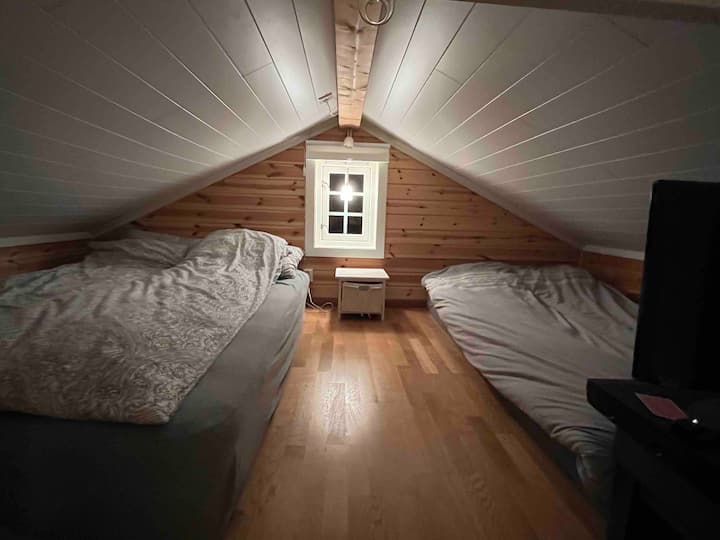 Annex/Hems (4 mattresses on the floor)