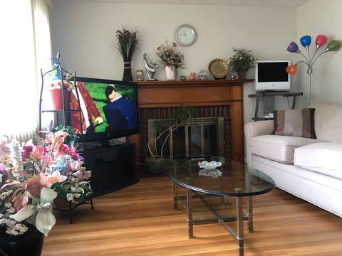 Cozy, clean, with parking in Burlington near Rt95