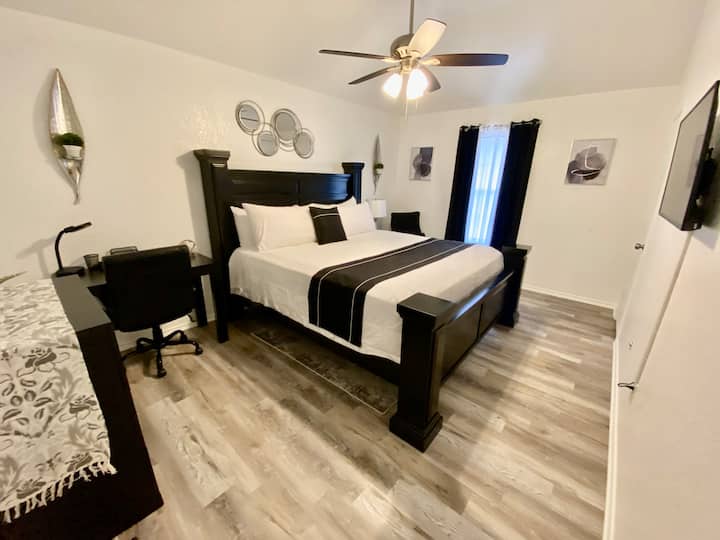 Მთავარი საძინებელი 40 დიუმიანი Smart ROKU ტელევიზორით და პატარა კარადით.