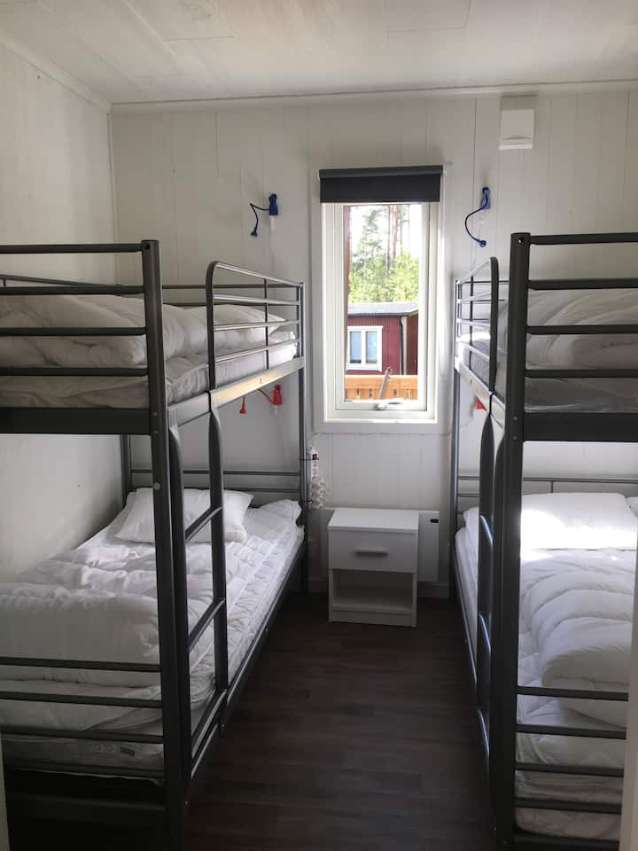 ห้องนอนพร้อมเตียงสองชั้นสองเตียง